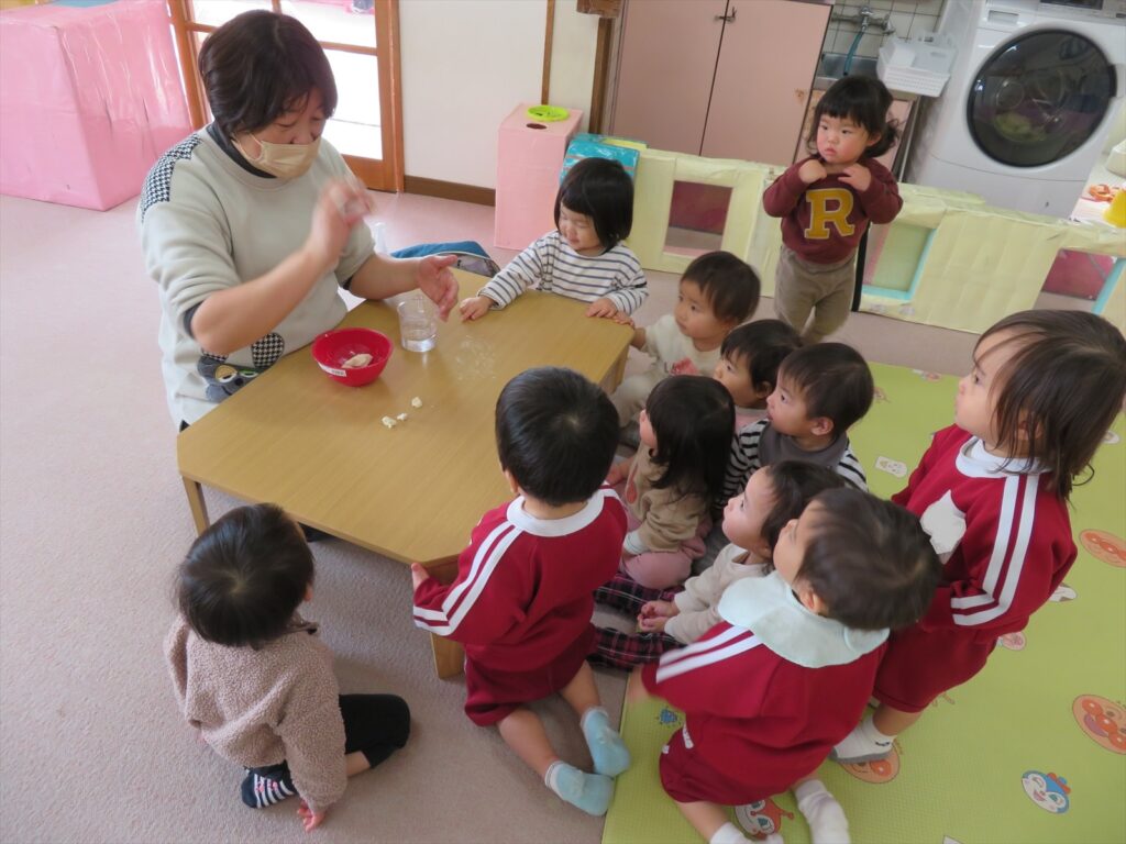 小麦粉粘土をしたよ いちご組0 1歳児 山手保育園