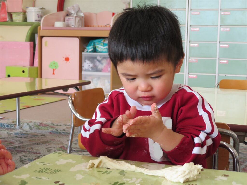 小麦粉粘土をしたよ いちご組0 1歳児 山手保育園