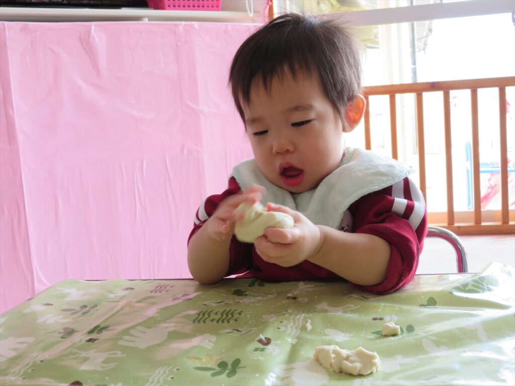 小麦粉粘土をしたよ いちご組0 1歳児 山手保育園